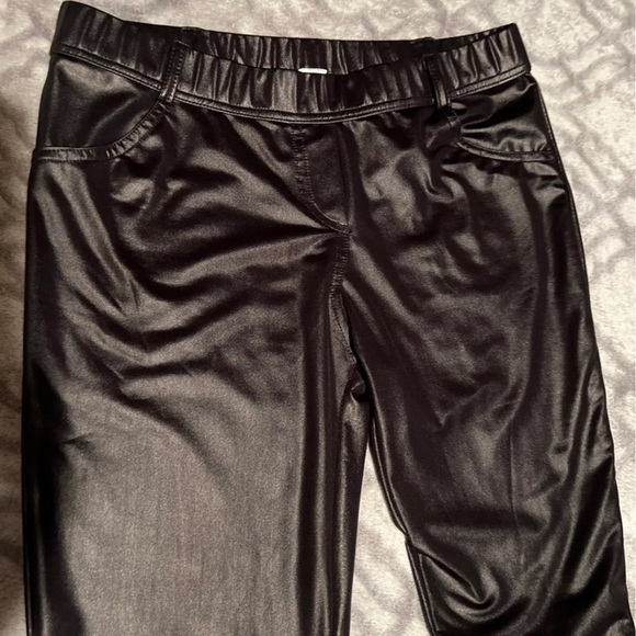 Faux leather black leggings with back pockets - Picture 6 of 6